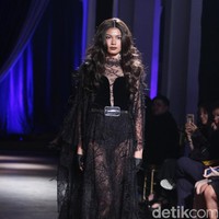 Show tunggal Ivan Gunawan menampilkan koleksi bertemakan Under The Star di The Pallas, SCBD, Jakarta, Rabu (08/10/2017). Foto: Mohammad Abduh/Wolipop