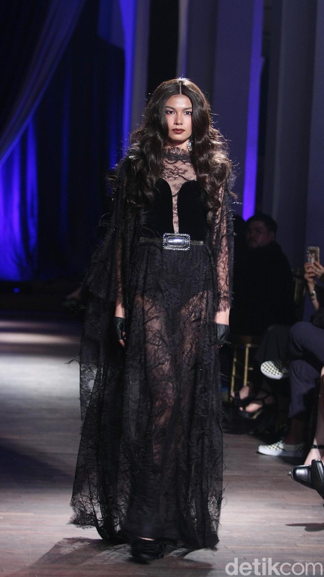 Show tunggal Ivan Gunawan menampilkan koleksi bertemakan Under The Star di The Pallas, SCBD, Jakarta, Rabu (08/10/2017). Foto: Mohammad Abduh/Wolipop