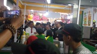 Diketahui, teh tersebut seharga Rp 7 ribu. Jokowi mengeluarkan uang sebesar Rp 35 ribu untuk dua buah gelas teh tersebut.