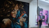 Instagrammable banget kan mural yang ada di lantai satu. Foto: Tia Agnes/ detikHOT