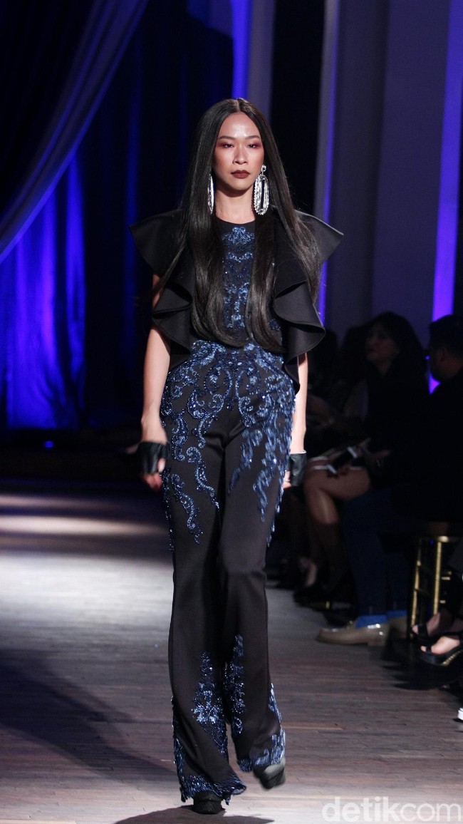 Show tunggal Ivan Gunawan menampilkan koleksi bertemakan Under The Star di The Pallas, SCBD, Jakarta, Rabu (08/10/2017). Foto: Mohammad Abduh/Wolipop