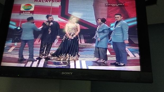 Rina Nose tanpa hijab di televisi.