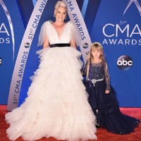 Penampilan Pink yang feminin dengan gaun tulle bertumpuk dari Monsoori membuat pelantun Just Give Me a Reason ini jadi pusat perhatian. Gadis kecil di sampingnya, Willow Sage pun tak kalah manis di karpet merah. Foto: Dok. Getty Images