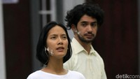 Tara Basro menjadi salah satu kekasih Chiril (Reza Rahadian) bernama Sumirat. Pool/Palevi S/detikFoto.