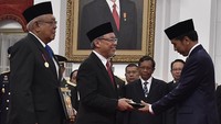 Presiden Joko Widodo (kanan) menyerahkan tanda jasa kepada ahli waris Almarhum Lafran Pane (kedua kiri). Lafran Pane, selain pendiri HMI juga pernah menjadi tokoh muda perintis kemerdekaan. HMI yang dia dirikan pun telah memunculkan kader-kader yang mengisi sejumlah tempat di pemerintahan, legislatif, hingga yudikatif. 