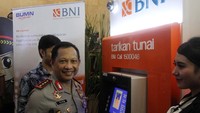 Kapolri Tito Karnavian meninjau ATM BNI untuk menyaksikan kesiapan pembayaran pajak kendaraan bermotor (PKB) melalui Samsat Online. Pool/BNI.