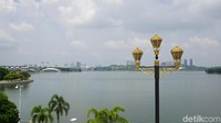 Pada tahun 1995, pemerintah mulai membangun Putrajaya, sebuah kota metropolitan yang lebih tenang dengan dikelilingi danau buatan yang besar. Inilah pusat administrasi Malaysia saat ini (Foto: andikset/dTraveler) (Foto: Masaul/detikTravel)