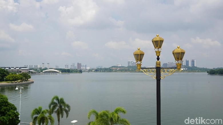 Danau buatan di Putrajaya, Malaysia (Masaul/detikTravel) Danau buatan di Putrajaya, Malaysia (Masaul/detikTravel)