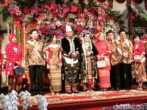 Kahiyang Ayu Tertangkap Kamera Nyeker di Pelaminan, Lelah Salaman?