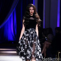 Show tunggal Ivan Gunawan menampilkan koleksi bertemakan Under The Star di The Pallas, SCBD, Jakarta, Rabu (08/10/2017). Foto: Mohammad Abduh/Wolipop