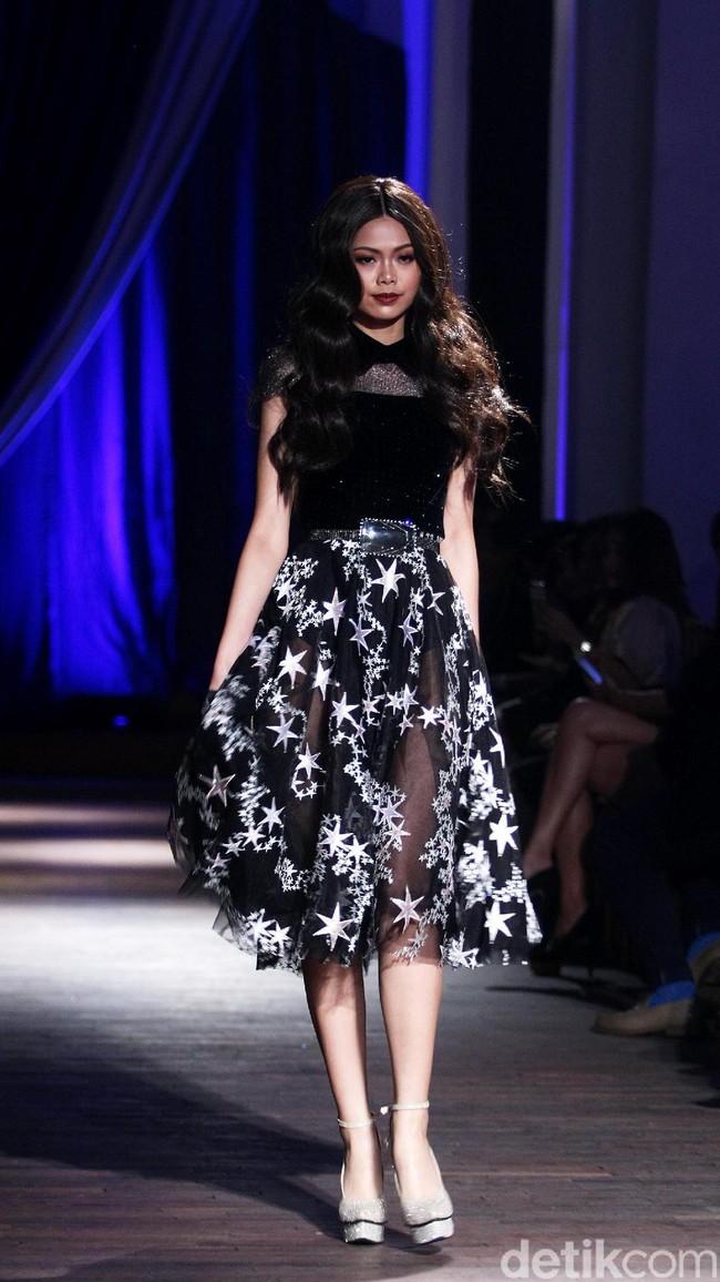 Show tunggal Ivan Gunawan menampilkan koleksi bertemakan Under The Star di The Pallas, SCBD, Jakarta, Rabu (08/10/2017). Foto: Mohammad Abduh/Wolipop