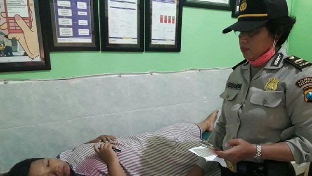 Seorang Ibu Melahirkan di Jalan, Polwan Bantu Bawa ke Puskesmas