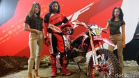 Model berpose dengan Honda CRF150L.
