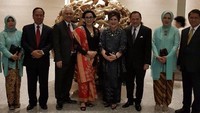 Sri Mulyani dan suaminya juga mengucapkan selamat atas pernikahan Kahiyang dan Bobby.