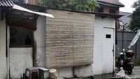 Meski tak tinggal bersama anak-anaknya, Nenek Nur mengaku sering dikunjungi dan diurus oleh anak-anaknya. 
