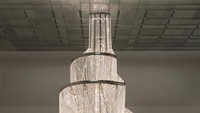 Karya seniman tersohor, baik lokal maupun internasional bisa traveler lihat di sini. Salah satunya karya Ai Weiwei bertajuk Fountain of Light (Louvre Abu Dhabi)