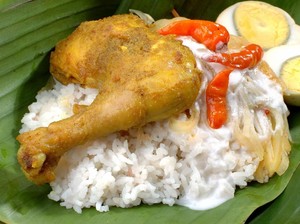 Usai Datang ke Pernikahan Kahiyang-Bobby, Ashanty Cicip Nasi Liwet Legendaris di Solo