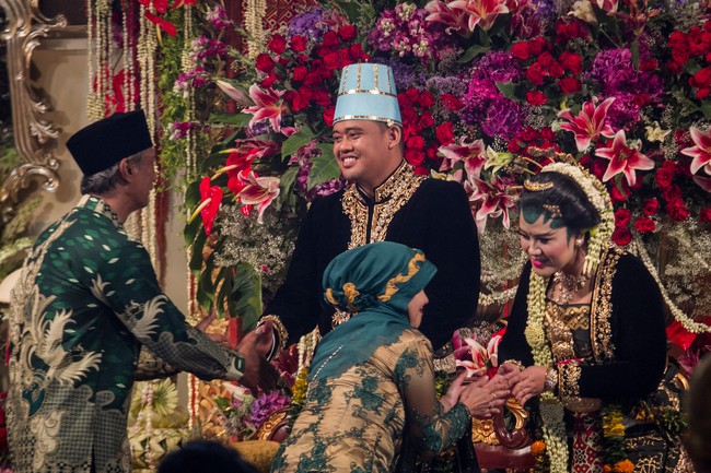 Sementara mempelai pria seperti Bobby Nasution melengkapi kain dodot dengan beskap atau bisa disebut takwa. Beskap maupun bolero wanita berbahan bludru warna hitam itu dulunya hanya boleh digunakan oleh para bangsawan Keraton. Luaran tersebut mampu memberikan kesan lebih megah daripada hanya memakai dodot saja. Foto: Resepsi Pernikahan Kahiyang-Bobby. (ANTARA FOTO/Mohammad Ayudha)