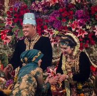 Sementara mempelai pria seperti Bobby Nasution melengkapi kain dodot dengan beskap atau bisa disebut takwa. Beskap maupun bolero wanita berbahan bludru warna hitam itu dulunya hanya boleh digunakan oleh para bangsawan Keraton. Luaran tersebut mampu memberikan kesan lebih megah daripada hanya memakai dodot saja. Foto: Resepsi Pernikahan Kahiyang-Bobby. (ANTARA FOTO/Mohammad Ayudha)