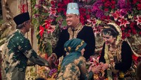 Ada 8.000 undangan yang disebar pada pernikahan Kahiyang Ayu dan Bobby Nasution. Para tamu dari berbagai kalangan sangat antusias bahkan rela mengantre untuk bersalaman dengan mempelai. (Foto: Resepsi Pernikahan Kahiyang-Bobby. ANTARA FOTO/Mohammad Ayudha)