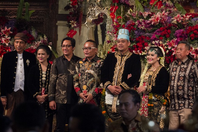 Untuk baju pengantin Solo Basahan Keprabon, mempelai wanita memakai dodot yang dilengkapi bolero lengan panjang berpotongan menggantung dengan bahan velvet untuk membantu menutupi bagian dada dan pundak seperti dikenakan Kahiyang Ayu. Foto: Resepsi Pernikahan Kahiyang-Bobby. (ANTARA FOTO/Mohammad Ayudha)