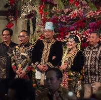 Untuk resepsi, Kahiyang masih memakai rancangan Tuty Adib. Kali ini kebaya dodotan Jawa Klasik dengan sulaman gim emas yang berkilauan. Foto: Resepsi Pernikahan Kahiyang-Bobby. (ANTARA FOTO/Mohammad Ayudha)