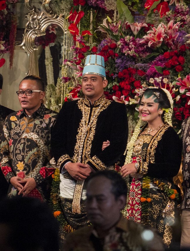Untuk resepsi, Kahiyang masih memakai rancangan Tuty Adib. Kali ini kebaya dodotan Jawa Klasik dengan sulaman gim emas yang berkilauan. Foto: Resepsi Pernikahan Kahiyang-Bobby. (ANTARA FOTO/Mohammad Ayudha)