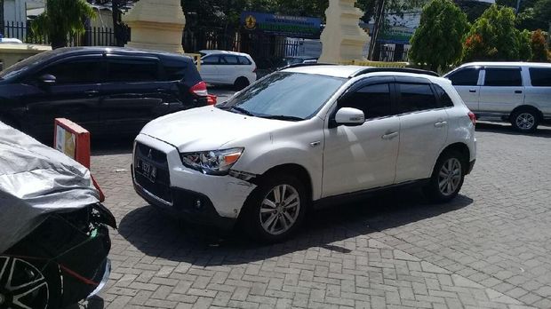 Bagian depan Mitsubishi Outlander penyok 