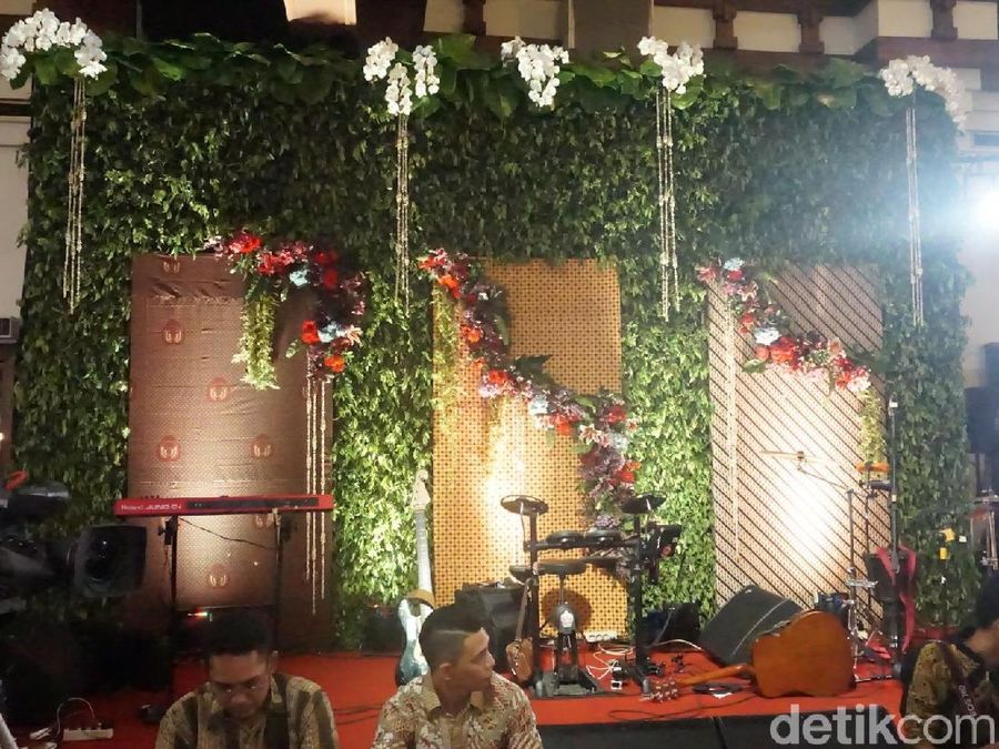 Dekorasi panggung menggunakan kain batik 2021