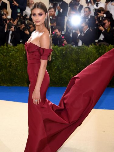 Pengorbanan Model yang Tak Minum Susu Sebulan Demi Show Victoria's Secret