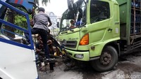 Petugas berusaha mengevakuasi truk.