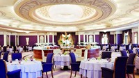Ruang makan hotel yang bergaya buffet. Bisa menampung berapa banyak orang ya? (Ritz Carlton Riyadh)