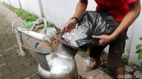 Cara membuat bahan bakar minyak dari limbah plastik dengan metode destilasi kering.