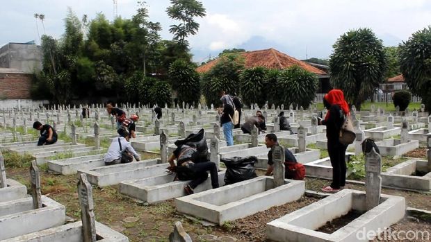  Selain membersihkan area makam pahlawan, para peserta aksi juga mengecat ulang batu nisan yang kondisinya sudah rusak
