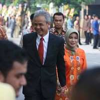 Sudah 18 tahun menikah namun gubernur Jawa Tengah Ganjar Pranowo dan istri Siti Atiqoh Supriyanti selalu tampil mesra. Seperti ketika hadir ke pernikahan Kahiyang Ayu dan Bobby Nasution, Ganjar menggandeng istrinya erat-erat.  Foto: dok. Instagram