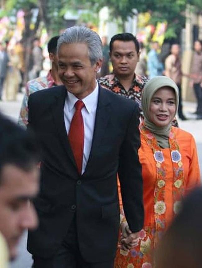 Sudah 18 tahun menikah namun gubernur Jawa Tengah Ganjar Pranowo dan istri Siti Atiqoh Supriyanti selalu tampil mesra. Seperti ketika hadir ke pernikahan Kahiyang Ayu dan Bobby Nasution, Ganjar menggandeng istrinya erat-erat.  Foto: dok. Instagram