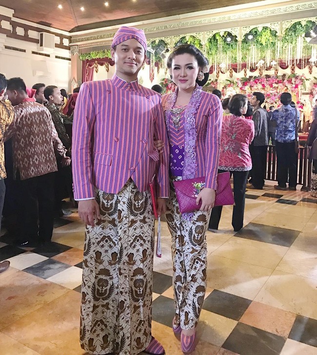 Selebriti yang baru menikah Vicky Shu dan suaminya datang ke pernikahan Kahiyang Ayu dan Bobby Nasution mengenakan setelan baju Jawa. Lihat pemilihan kebaya dan beskap lurik yang dipakai keduanya. Warna pink tentu memberikan kesan berbeda dan unik. Foto: Dok. Instagram