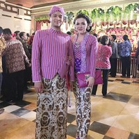 Selebriti yang baru menikah Vicky Shu dan suaminya datang ke pernikahan Kahiyang Ayu dan Bobby Nasution mengenakan setelan baju Jawa. Lihat pemilihan kebaya dan beskap lurik yang dipakai keduanya. Warna pink tentu memberikan kesan berbeda dan unik. Foto: Dok. Instagram