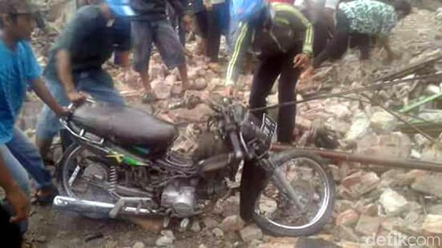 Sepeda motor rusak tertimpa tembok