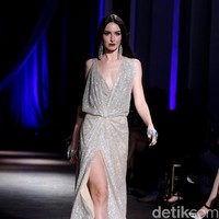 Show tunggal Ivan Gunawan menampilkan koleksi bertemakan Under The Star di The Pallas, SCBD, Jakarta, Rabu (08/10/2017). Foto: Mohammad Abduh/Wolipop