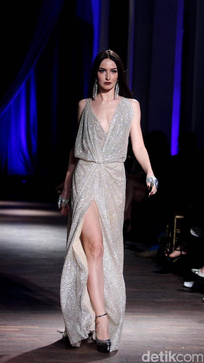 Show tunggal Ivan Gunawan menampilkan koleksi bertemakan Under The Star di The Pallas, SCBD, Jakarta, Rabu (08/10/2017). Foto: Mohammad Abduh/Wolipop