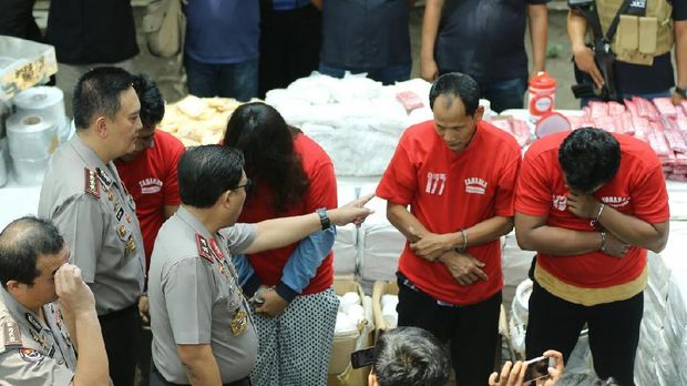 Kapolda Jatim dengan tersangka