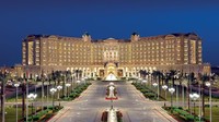 Sejak dua minggu lalu, sekitar 50 tertuduh korupsi yang terdiri dari para petinggi Kerajaan Arab Saudi ditahan di Hotel Ritz Carlton Riyadh. Hotel bintang lima itu pun sangat prestisius (Ritz Carlton Riyadh)