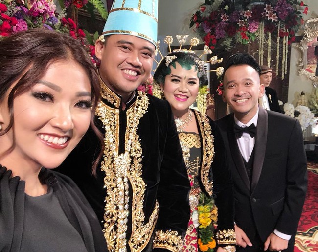 Pasangan selebriti lain seperti Sarwendah dan Ruben Onsu juga menghadiri pernikahan Kahiyang Ayu dan Bobby Nasution. Meski tak menggunakan baju tradisional seperti kebaya namun Sarwendah tetap cantik dan kompak berbusana hitam seperti Ruben Onsu. Foto: Dok. Instagram