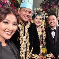 Pasangan selebriti lain seperti Sarwendah dan Ruben Onsu juga menghadiri pernikahan Kahiyang Ayu dan Bobby Nasution. Meski tak menggunakan baju tradisional seperti kebaya namun Sarwendah tetap cantik dan kompak berbusana hitam seperti Ruben Onsu. Foto: Dok. Instagram