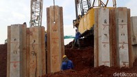 Jalan tol ini ditargetkan akan selesai pada 2018.
