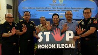 Direktur Jenderal Bea dan Cukai Heru Pambudi (kedua dari kiri) menyerahkan plakat Kampanye Nasional Stop Rokok Ilegal kepada Ketua Gabungan Produsen Rokok Putih Indonesia (Gaprindo) Muhaimin Moefti (ketiga dari kiri), Ketua Gabungan Perserikatan Rokok Indonesia (Gappri) Ismanu Soemiran (keempat dari kiri), dan Ketua Harian Forum Masyarakat Industri Rokok Seluruh Indonesia (Formasi) Heri Susianto (kedua dari kanan) di Direktorat Bea dan Cukai, Jakarta, Kamis (9/11/2017). Pool/Gaprindo.