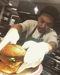 Kreasinya Dimakan Donald Trump, Gerai Burger Ini Kini Kebanjiran Pembeli