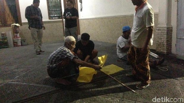 Beberapa orang membuat bendera kuning