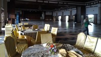 Pembongkaran dekorasi dan semua perlengkapan itu dilakukan oleh masing-masing vendor. Untuk dekorasi, dibongkar langsung oleh pihak dekorasi. Begitu pula untuk tenda dan catering.